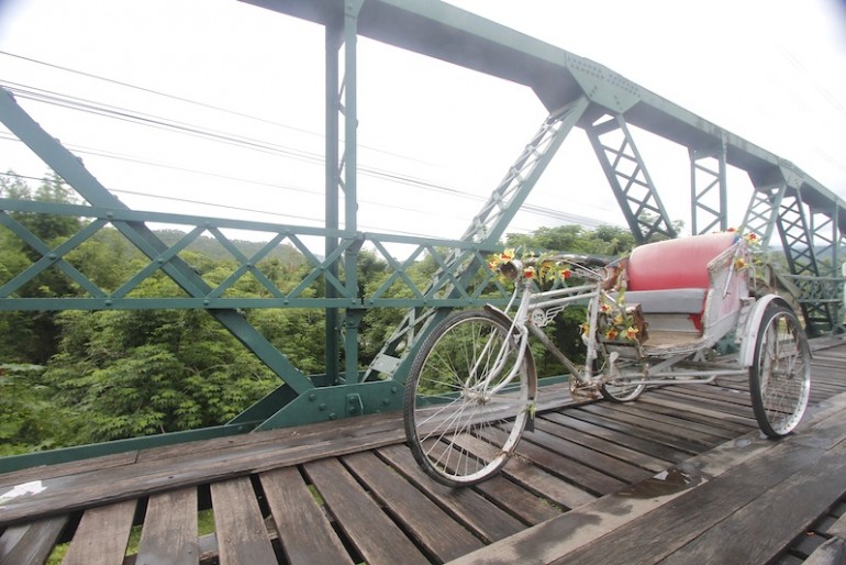 Samlor at Pai memorial bridge
