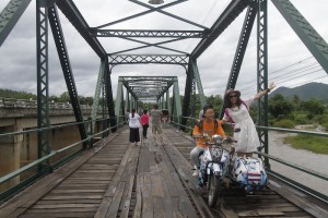 Tourists posing at Pai memorial bridge 