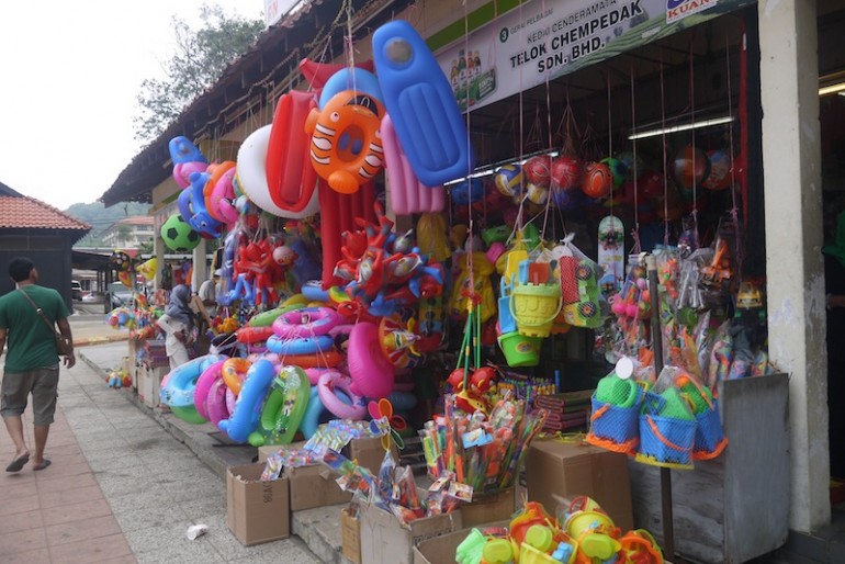 Souvenirs shops at Teluk Cempedak