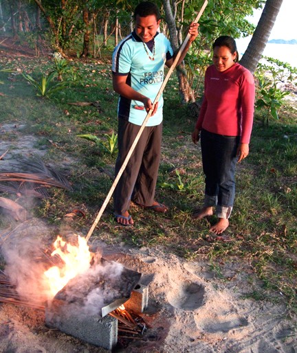 roasting the cashew the natural way on Koh Jum