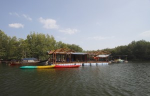 Kayak boarding pontoon