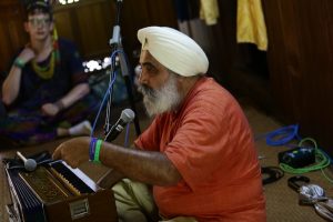 Dya Singh talking to the audience at the Rainforest World Music Festival